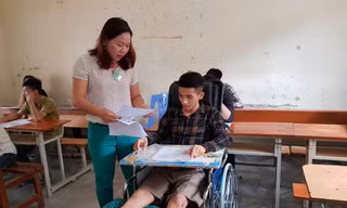 Thanh niên tình nguyện đồng hành cùng thí sinh 'đặc biệt'