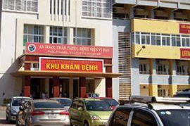 Bố bệnh nhi khai đánh bác sĩ vì nghi khám bệnh thờ ơ