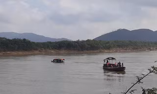 Tìm kiếm người lái thuyền rơi xuống sông Lam mất tích trong đêm