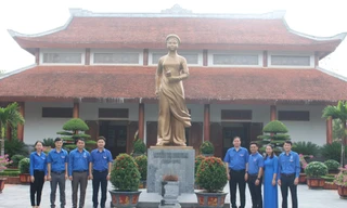 Tuổi trẻ Nghệ An dâng hương, dâng hoa tưởng niệm nhà cách mạng Nguyễn Thị Minh Khai