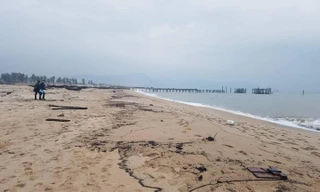 Tàu chở hàng gần 9.000 tấn chìm, khoảng 3km bờ biển có vệt cặn dầu