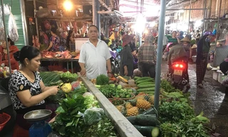 Thanh sắt 3,5m rơi xuống quầy, khách hàng hoảng loạn bỏ chạy