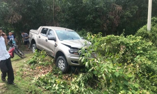 Xe máy đối đầu với ô tô bán tải, hai vợ chồng tử vong tại chỗ