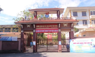 Khóc nức nở vì ngủ quên, nam sinh Nghệ An đến Sở GD&ĐT cầu cứu