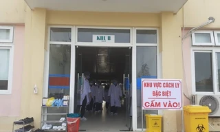 Công an áp tải 3 cô gái trở về từ Đà Nẵng đi cách ly theo quy định