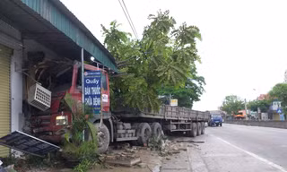 Xe tải mất lái đâm vào nhà dân bên quốc lộ 1A