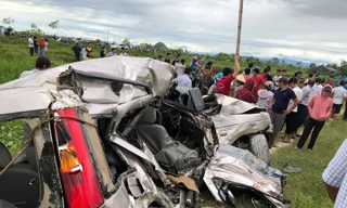 Tàu hỏa vò nát ô tô 7 chỗ: 2 người chết, 2 người nguy kịch