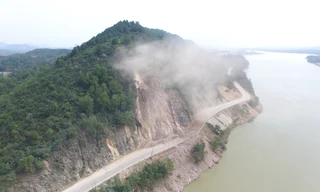 Nổ mìn phá đá thông tuyến trên quốc lộ 46