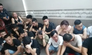 Hơn 60 cảnh sát vây bắt hàng chục đối tượng trong sới bạc