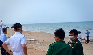 Tìm danh tính người đàn ông cổ đeo dây kim loại chết trên biển