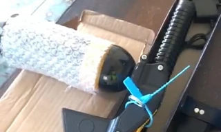 Cảnh sát thu giữ số lượng lớn dùi cui điện, bình xịt hơi cay trên xe khách