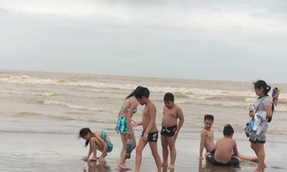 Du khách tắm biển Cửa Lò sau ngày mưa bão