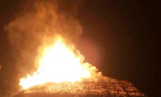 Nghịch tử châm lửa đốt nhà thành tro vì mẹ không cho tiền