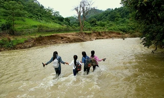Trao quà trị giá gần 500 triệu đồng hỗ trợ học sinh vùng lũ