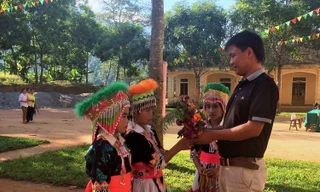 Xúc động học sinh mang hoa rừng, trái dại tặng thầy cô ngày lễ