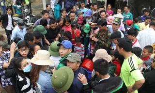 Bắt 'cá thần' tại kênh cầu Lim