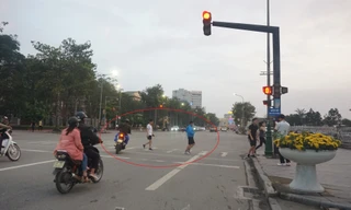 Biển báo 'Đèn đỏ được phép đi thẳng' lộ nhiều bất cập