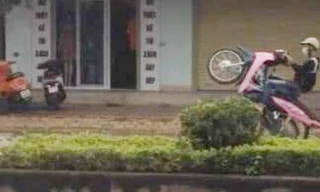 2 thiếu niên khoe 'chiến tích' bốc đầu, lạng lách giữa phố lên mạng xã hội 