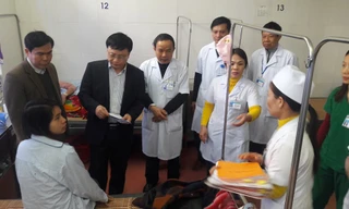 Quỹ Tầm Vóc Việt tặng quà người dân quê Bác