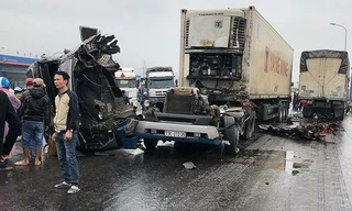 Container văng cabin xuống đường sau cú đâm kinh hoàng