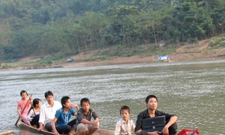 Học sinh xã Trung Sơn, huyện Quan Hóa hằng ngày phải đến trường trên những chuyến đò ngang không phép