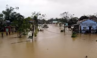 CSGT thành cọc tiêu trên Quốc lộ 1A ngày mưa lũ