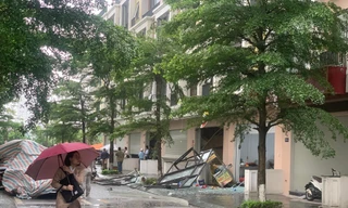 Cửa kính nhà liền kề bị 'thổi bay' ra đường sau tiếng nổ lớn