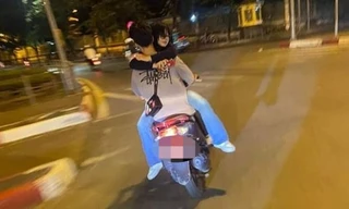 Nam sinh lớp 12 điều khiển xe máy chở bạn gái trong tư thế ‘lạ’