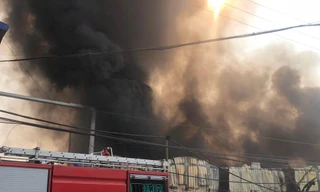 Cháy 300m2 xưởng sản xuất xốp ở Hà Nội