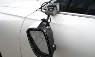 Hà Nội: Hàng loạt ô tô đỗ ven đường bị đập hỏng gương