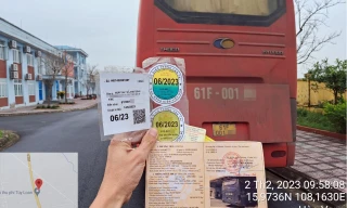 Tiếp tục phát hiện xe khách sử dụng tem kiểm định giả 