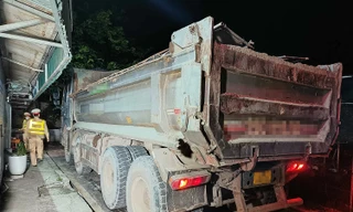 Theo chân cảnh sát ‘đánh trận’ đêm với ‘chim mồi’, xe quá tải ở Hà Nội 