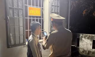 Cảnh sát bất ngờ kiểm tra nồng độ cồn nhân viên trực gác chắn tàu, phát hiện vi phạm ‘khủng’