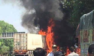 Xe đầu kéo bất ngờ bốc cháy ngùn ngụt khi đang lưu thông trên cao tốc