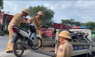 CSGT chặn bắt nhóm ‘tổ lái’ đi xe máy không biển số vào cao tốc