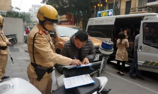 Xử phạt hàng loạt xe 45 chỗ dừng đỗ trong phố cổ Hà Nội gây ùn tắc giao thông