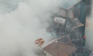 Khói đen cuồn cuộn bốc lên từ ngôi nhà nằm sâu trong ngõ