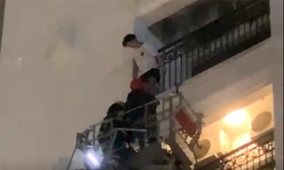 Thót tim với tình huống giải cứu nam thanh niên nhảy từ ban công tầng 8 chung cư