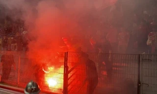 Tạm giữ hình sự nhóm đối tượng đốt pháo sáng trên sân Hàng Đẫy