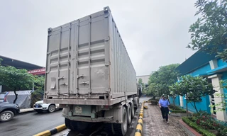 Bắt xe container ‘đột biến gen’ chở cát quá tải hơn 400%