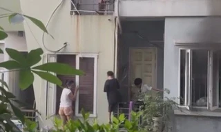 Cháy nhà, cả gia đình trèo ban công sang nhà hàng xóm thoát nạn