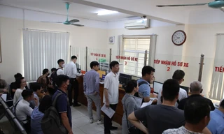 Người dân xếp hàng sang tên ô tô trước ngày bắt đầu định danh biển số