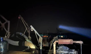 [Clip] Cảnh sát bắt quả tang tàu hút trộm cát trên sông Hồng 