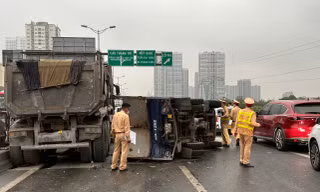 5 ô tô va chạm liên hoàn ở Vành đai 3 trên cao, 1 người bị thương