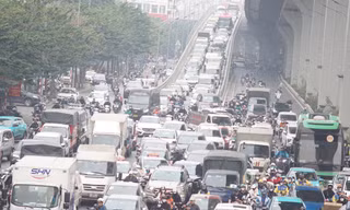 Phương tiện giao thông đông đúc trước ngày nghỉ Tết Dương lịch