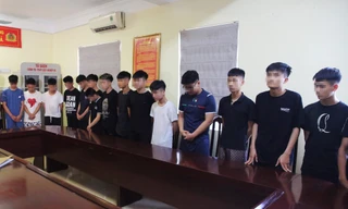 Tạm giữ 20 thanh thiếu niên mang theo dao kiếm chém người đi đường 