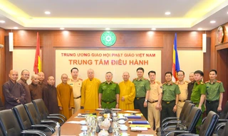 Tăng ni, phật tử tham gia bảo đảm trật tự an toàn giao thông