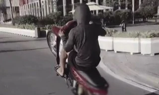 Xử phạt ‘quái xế’ bốc đầu xe máy trước khu vực toà nhà Quốc hội