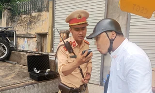 Nắng nóng, hàng loạt tài xế bị xử phạt vì uống bia giải khát 