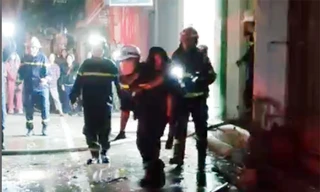 Chiến sĩ cảnh sát PCCC kể lại 'phút sinh tử' cứu hai bà cháu kẹt trong vụ cháy nhà 5 tầng ở Hà Nội